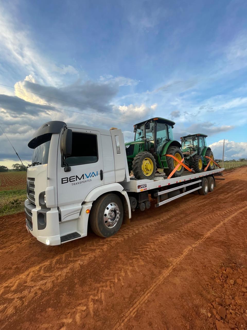 Guincho BemVai transportando caminhão em rodovia